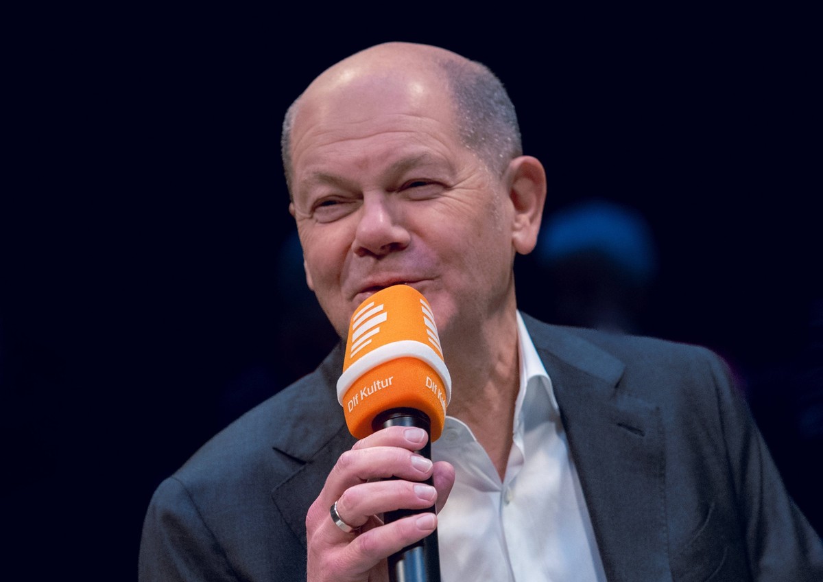 Politik, Live-Radioshow mit Olaf Scholz in Berlin 12.12.2024, xdanx, Politik,Live-Radioshow mit Olaf Scholz in Berlin, v.l. Olaf Scholz in der Studio 9 Live-Radioshow von Deutschlandfunk Kultur im Hum ...