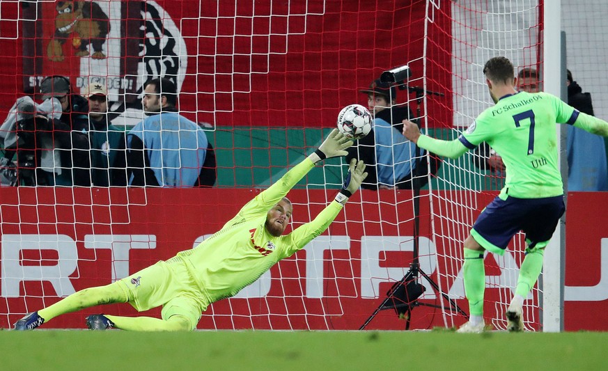 Timo Horn (FC Koeln 1) kann den entscheidenden Elfmeter nicht halten, Mark Uth (Schalke) trifft zum Sieg Tor, 1. FC Koeln - FC Schalke 04, DFB regulations prohibit any use of photographs as image sequ ...