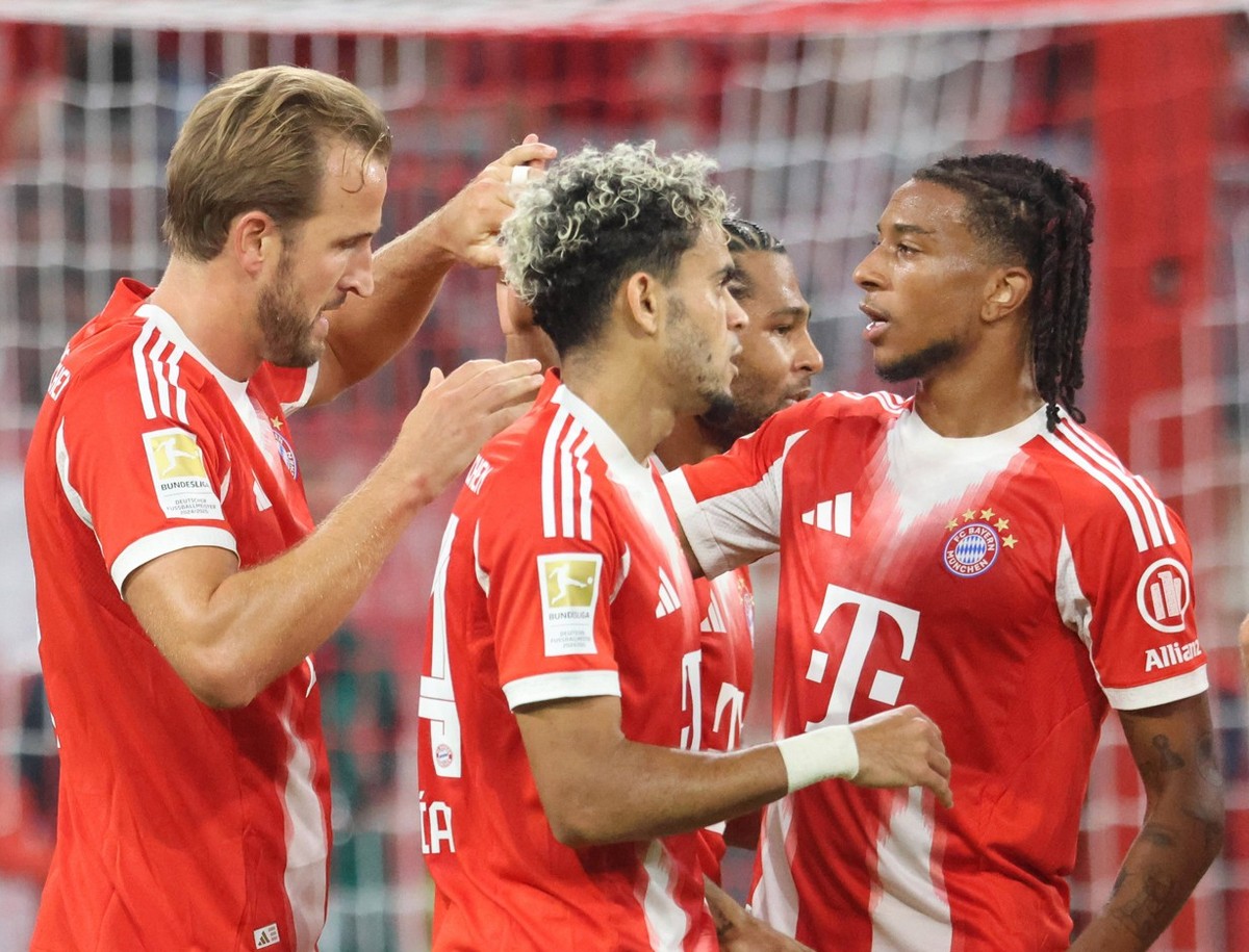v.l. 9 Harry Kane, 14 Luis Diaz, 7 Serge Gnabry, 17 Michael Olise, 8 Leon Goretzka, 44 Josip Stanisic FCB jubeln, Jubel, Torjubel, Gruppe Fussball / 1. BL / FC Bayern M