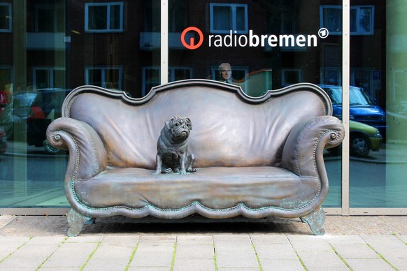 RADIO BREMEN
Loriot-Sofa vor dem Radio Bremen-Funkhaus - Verwendung nur in Verbindung mit Radio Bremen
Loriot-Sofa aus Bronze vor dem Funkhaus von Radio Bremen. Eine Bronze-Replik eines berühmten grün ...