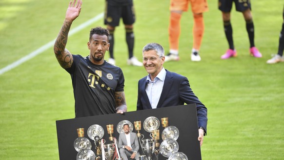 Abschied von Jerome BOATENG l. M durch Herbert HAINER Praesident, M. Fussball 1. Bundesliga, 34.Spieltag, FC Bayern Muenchen - FC Augsburg, am 22.05.2021 in Muenchen/ Deutschland. Foto: Frank Hoermann ...