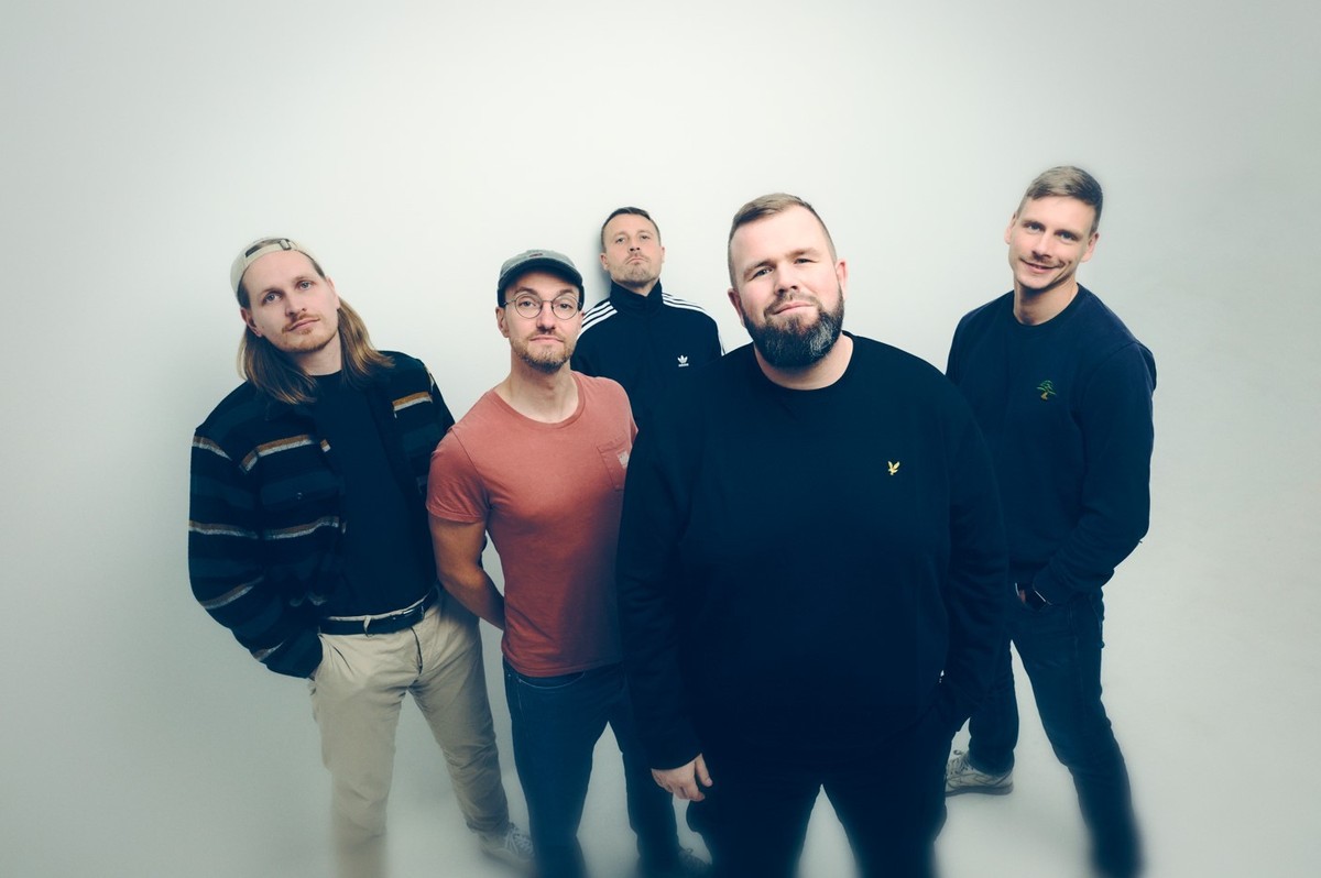 Feine Sahne Fischfilet bringen ihr neues Album &quot;Wir kommen in Frieden&quot; auf den Markt. Das müssten sie aber nicht so betonen, wenn es nicht regelmäßig Stress geben würde. Die Geschichte der P ...
