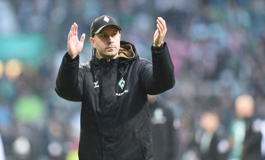 28.10.2023, Bremen: Fu�ball: Bundesliga, Werder Bremen - 1. FC Union Berlin, 9. Spieltag, wohninvest Weserstadion. Werders Trainer Ole Werner bedankt sich bei den Fans. Foto: dpa - WICHTIGER HINWEIS:  ...