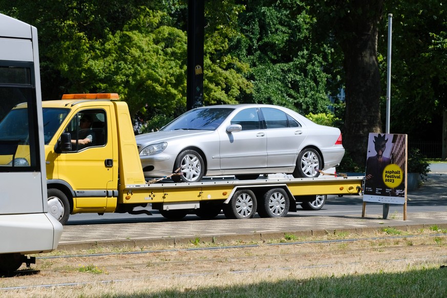 Düsseldorf 04.07.2023 ADAC Automobilclub Transporter Abschlepper Abschleppauto Panne Pannenhilfe Autopanne Auto-Panne Schutzbrief Allgemeine Deutsche Automobil-Club e. V. Autoversicherung KFZ-Versiche ...