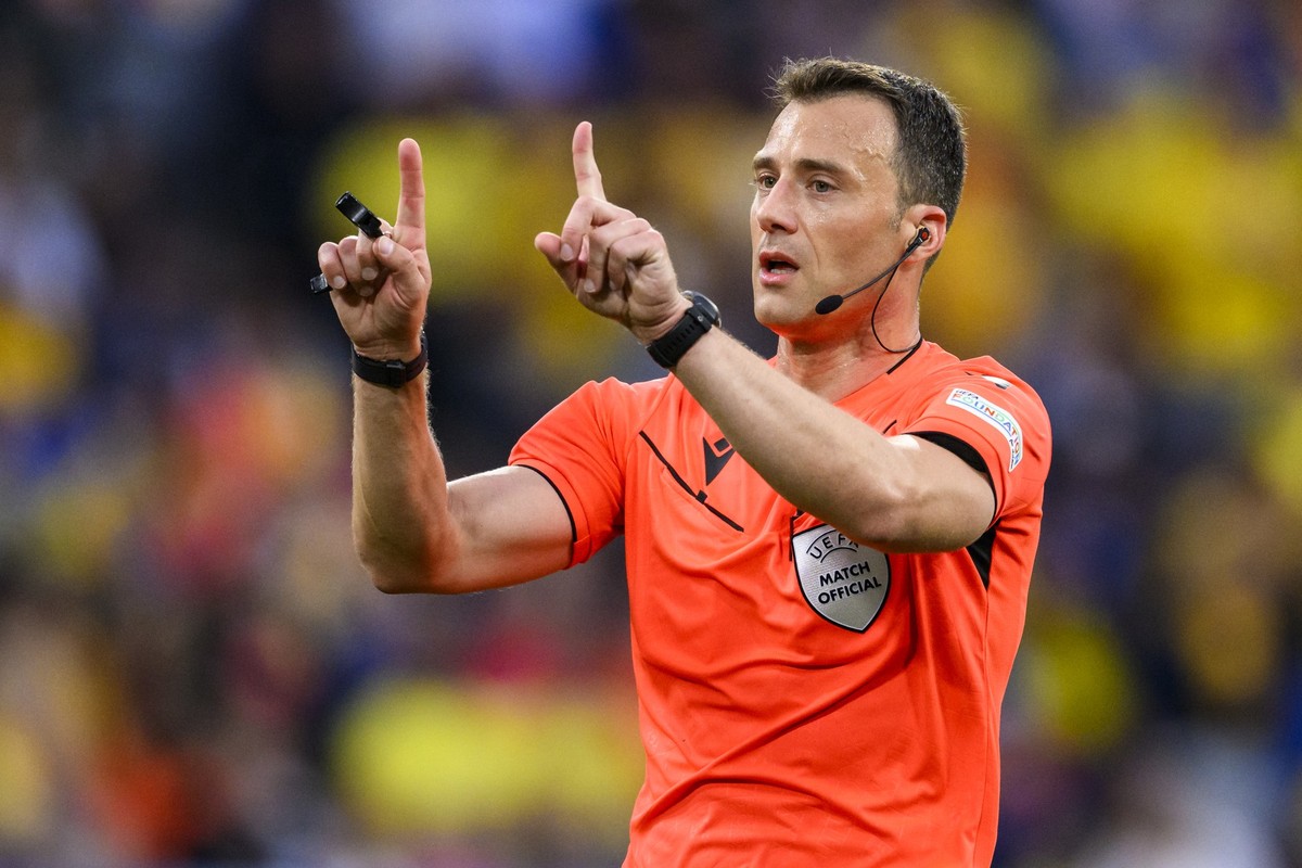 ARCHIV - 02.07.2024, Bayern, München: Fußball: EM, Rumänien - Niederlande, Finalrunde, Achtelfinale, München Fußball Arena. Schiedsrichter Felix Zwayer aus Deutschland gestikuliert. (zu dpa: «Zwayer p ...