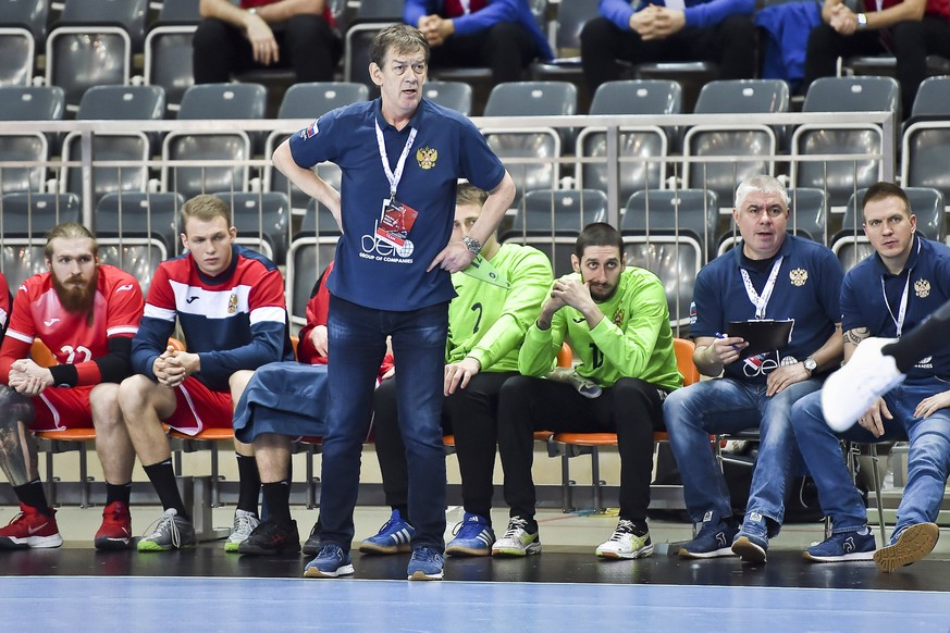 Während des Turniers darf die Mannschaft um Trainer Velimir Petkovic (Mitte) das russische Wappen nicht präsentieren. 