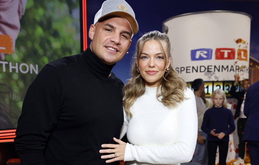 Sänger Pietro Lombardi und seine Verlobte Laura Maria Rypa beim 28. RTL-Spendenmarathon 2023 in den EMG-Studios. Hürth, 17.11.2023 NRW Deutschland *** Singer Pietro Lombardi and his fiancée Laura Mari ...