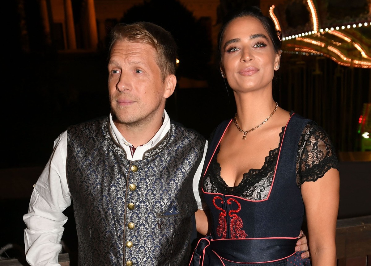 ARCHIV - 18.09.2022, Bayern, München: Der Comedian Oliver Pocher und seine Frau Amira feiern beim Almauftrieb" vor dem Käfer-Zelt auf dem Oktoberfest. In einem Prozess um einen Einbruch wird am 2 ...
