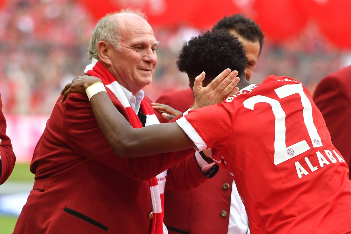 Uli HOENESS (Höness,Praesident Bayern Muenchen) gratuliert David ALABA (Bayern Muenchen), Fussball 1. Bundesliga, 34. Spieltag, FC Bayern Muenchen (M)-SC Freiburg (FR) 4-1, Deutscher Meister,Deutsche  ...