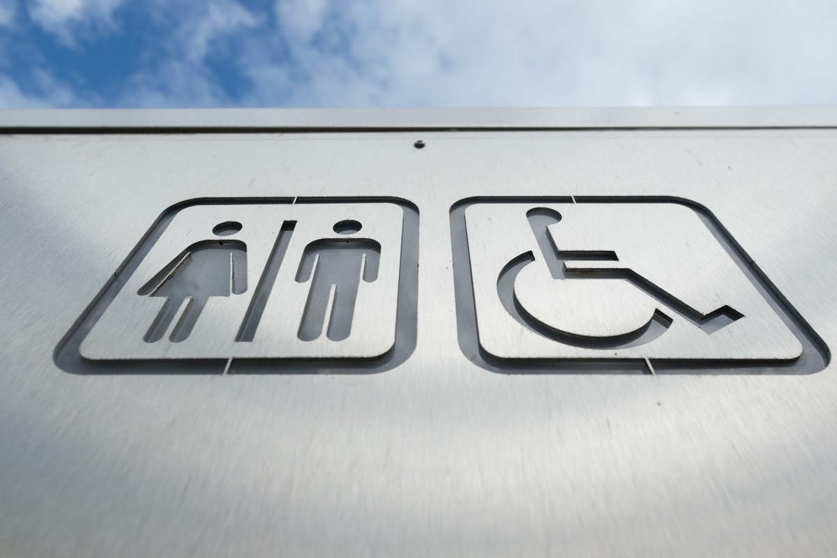ARCHIV - 06.08.2021, Sachsen, Leipzig: Ein Schild weist den Weg zu einer öffentlichen Toilette - auch für Behinderte. Die Regierungsfraktionen von SPD und Grünen in der Hamburgischen Bürgerschaft woll ...