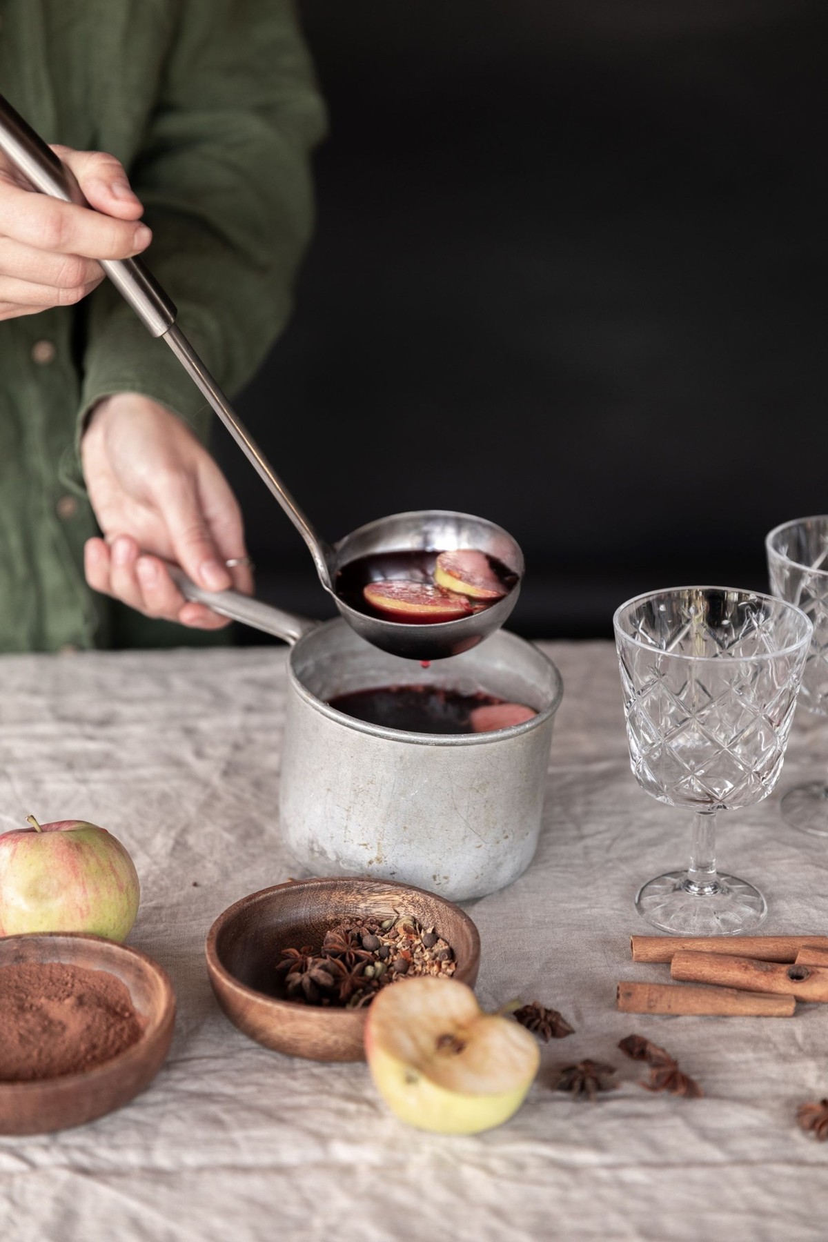 In der Winterzeit hält selbstgemachter, heißer Glühwein oft gut warm.