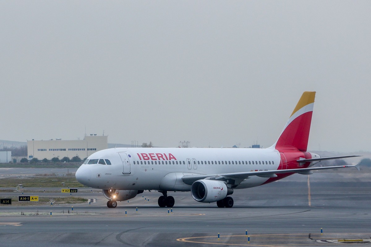 PRODUKTION - 02.01.2024, Spanien, Madrid: Ein Flugzeug der Fluggesellschaft Iberia auf dem Flughafen Adolfo Suarez Madrid-Barajas. Wegen eines mehrtägigen Streiks bei der spanischen Fluglinie Iberia a ...