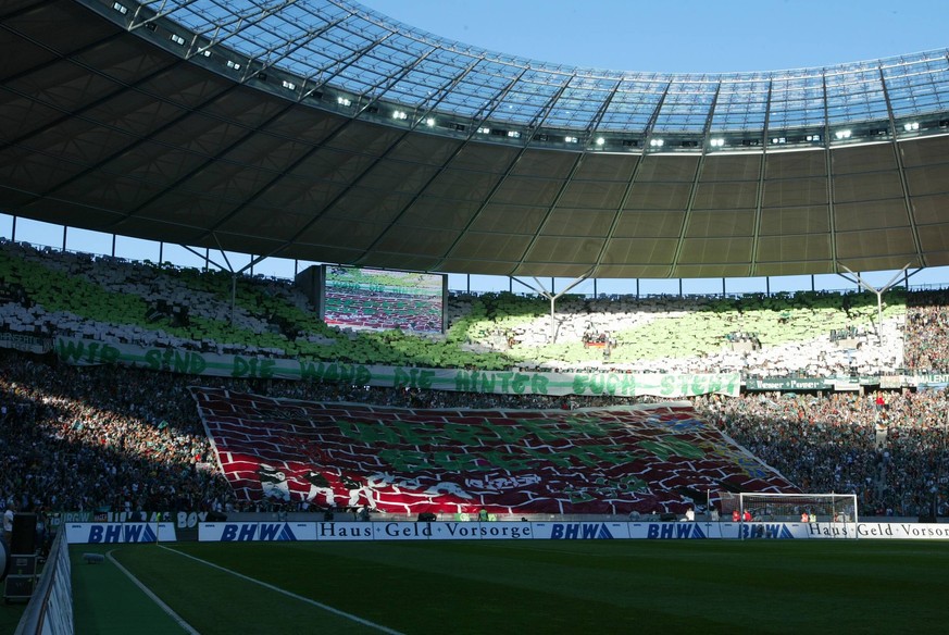 ... den holte Werder Bremen. Die Fans aus der Hansestadt bekannten vor dem Anpfiff: "Wir sind die Wand, die hinter euch steht".