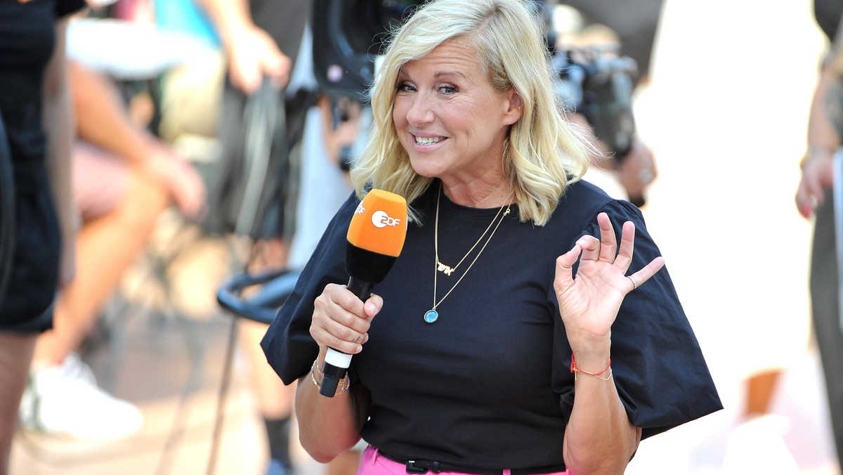 ZDF - Fernsehgarten. Moderatorin Andrea Kiwi Kiewel während der ZDF - Unterhaltungsshow Fernsehgarten am 10.09.2023 in Mainz. 20230910MWI100856 *** ZDF Fernsehgarten host Andrea Kiwi Kiewel during the ...