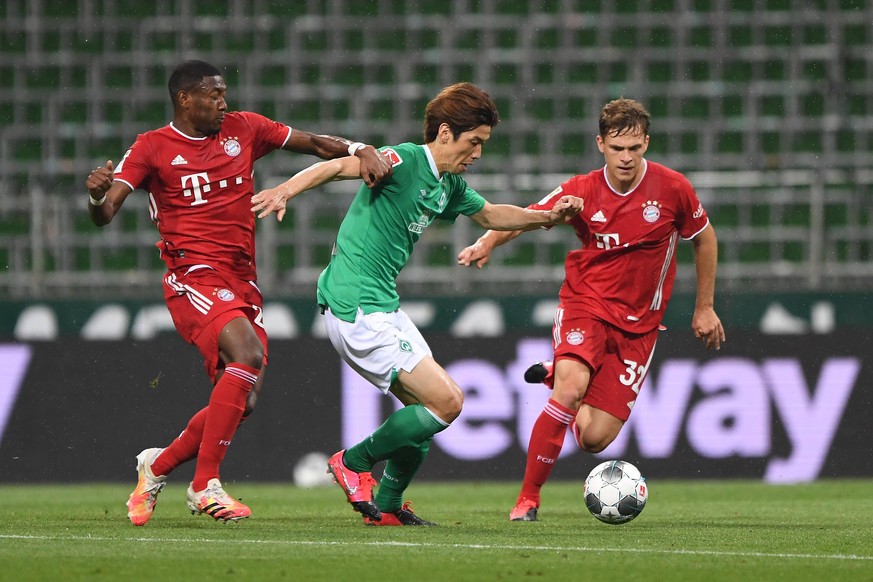 SV Werder Bremen - FC Bayern Muenchen, 16.06.2020 Zweikampf, Duell zwischen David Alaba Bayern Muenchen, Yuya Osako Werder Bremen und Joshua Kimmich Bayern Muenchen. Fussball: 1. Bundesliga: Saison 19 ...