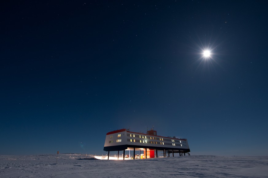 Die deutsche Antarktis-Forschungsstation Neumayer-Station III, Aufnahme bei Nacht/Dunkelheit