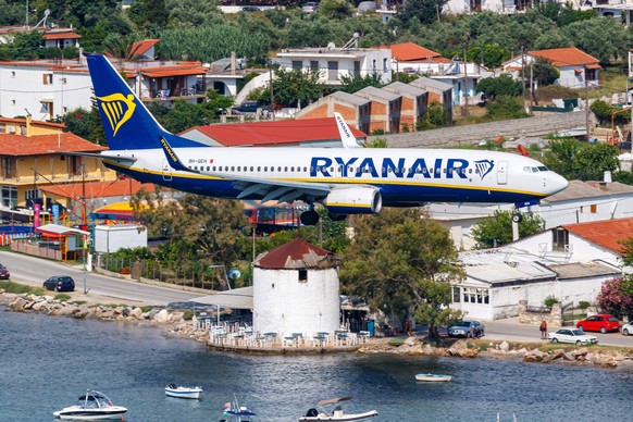 Ryanair Boeing 737-800 Flugzeug Flughafen Skiathos in Griechenland Skiathos, Griechenland - 27. Juni 2023: Ein Boeing 737-800 Flugzeug der Ryanair mit dem Kennzeichen 9H-QEH auf dem Flughafen Skiathos ...