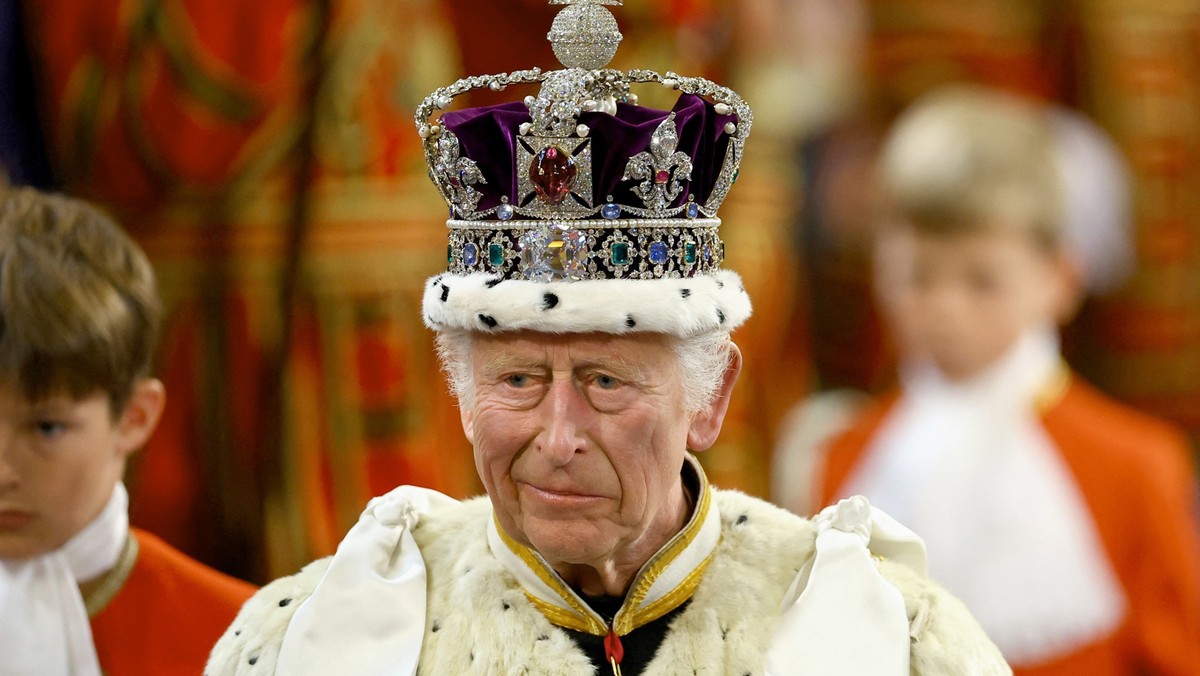 17.07.2024, Großbritannien, London: Großbritanniens König Charles III. trägt die Imperial State Crown am Tag der Eröffnung des Parlaments im Palace of Westminster. Foto: Hannah McKay/POOL Reuters/AP/d ...