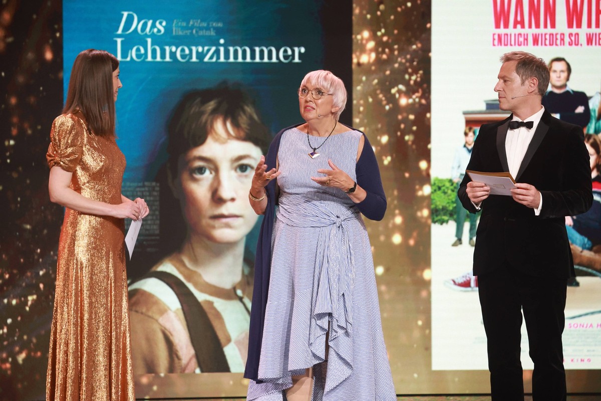 Deutscher Filmpreis 2023 StM Claudia Roth, Alexandra Maria Lara &amp; Florian Gallenberger bei der Verleihung der Lola - Deutscher Filmpreis 2023 im Theater am Potsdamer Platz in Berlin 12.05.2023 *** ...