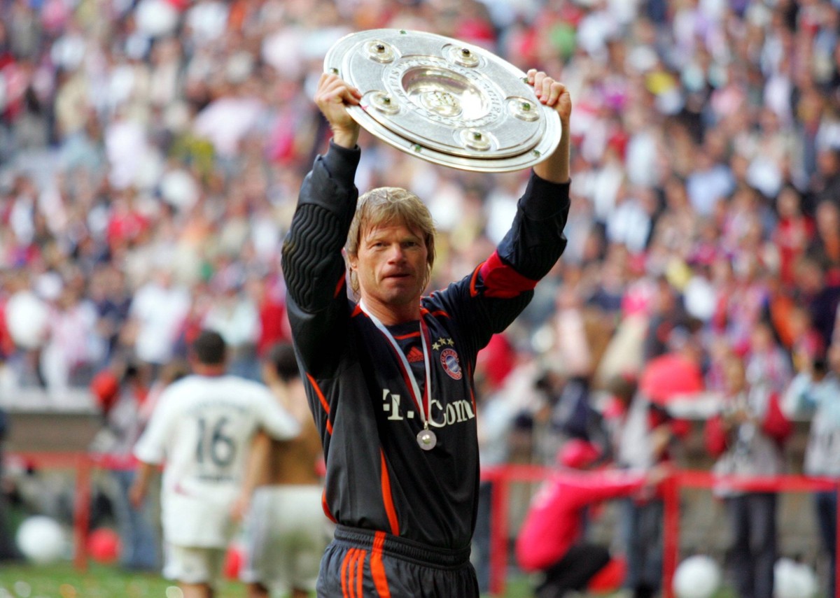 Torwart Oliver Kahn pr�sentiert die Meisterschale, der FC Bayern M�nchen ist Deutscher Meister 2005/2006