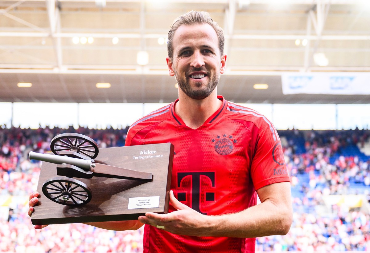 dpatopbilder - 17.05.2025, Baden-Württemberg, Sinsheim: Fußball: Bundesliga, TSG 1899 Hoffenheim - Bayern München, 34. Spieltag, PreZero Arena. Münchens Harry Kane steht mit der Torschützenkanone der  ...