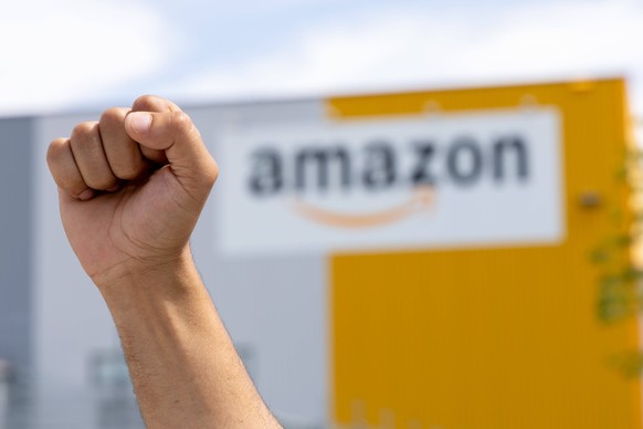 Streik bei Amazon in Dortmund. 11.07.2023, EU, DEU, Deutschland, Nordrhein-Westfalen, Dortmund: seit zehn Jahren kämpfen Amazon-Mitabeiter und Mitarbeiterinnen für einen Tarifvertrag beim Online-Hande ...