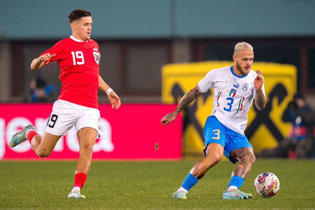 SOCCER - AUT vs ITA, test match VIENNA,AUSTRIA,20.NOV.22 - SOCCER - OEFB international test match, Austria vs Italy. Image shows Christoph Baumgartner AUT and Federico Dimarco ITA. PUBLICATIONxNOTxINx ...