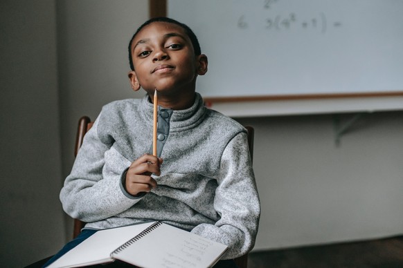 Schüler denkt nach