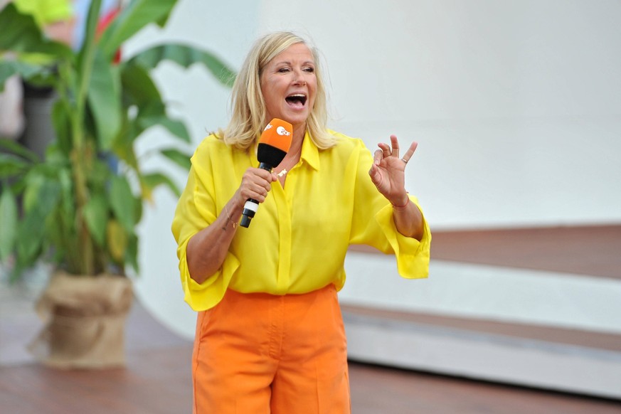 ZDF - Fernsehgarten. Moderatorin Andrea Kiwi Kiewel während der ZDF - Unterhaltungsshow Fernsehgarten am 30.07.2023 in Mainz. 20230730MWI87736 *** ZDF Fernsehgarten host Andrea Kiwi Kiewel during the  ...