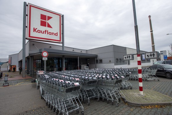 01.11.2020, Tschechien, Prag: Einkaufswagen stehen vor einem geschlossenen Supermarkt der Kette Kaufland. Der wegen der Coronavirus-Pandemie ausgerufene Notstand k�nnte landesweit bis Weihnachten anda ...