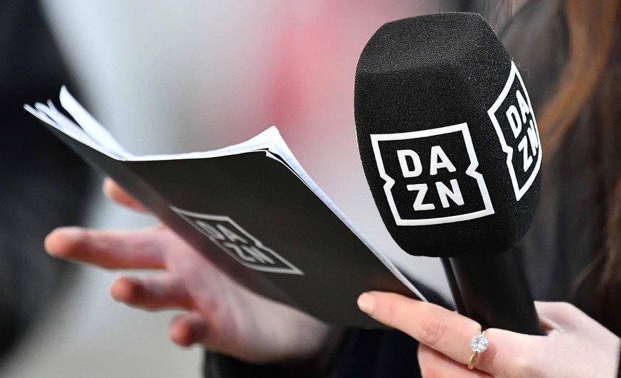 05.12.2021, xjhx, Fussball 1.Bundesliga, VfB Stuttgart - Hertha BSC Berlin emspor, v.l. DAZN Mikro Symbolfoto Werbung Branding Logo mikrophon Moderator Moderatorin DFL/DFB REGULATIONS PROHIBIT ANY USE ...