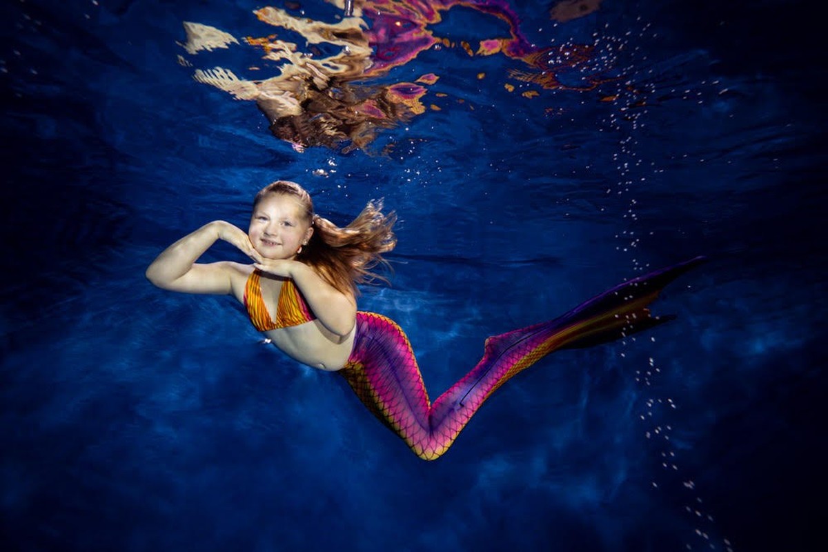 Ganz so anmutig gelingt das Unter-Wasser-Shooting nur Profis.