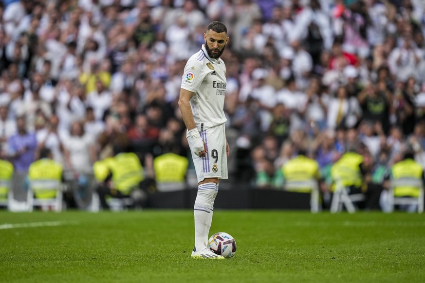 Real Madrid&#039;s Karim Benzema prepares to kick a penalty during the Spanish La Liga soccer match against Athletic Bilbao at the Santiago Bernabeu stadium in Madrid, Sunday, June 4, 2023. (AP Photo/ ...