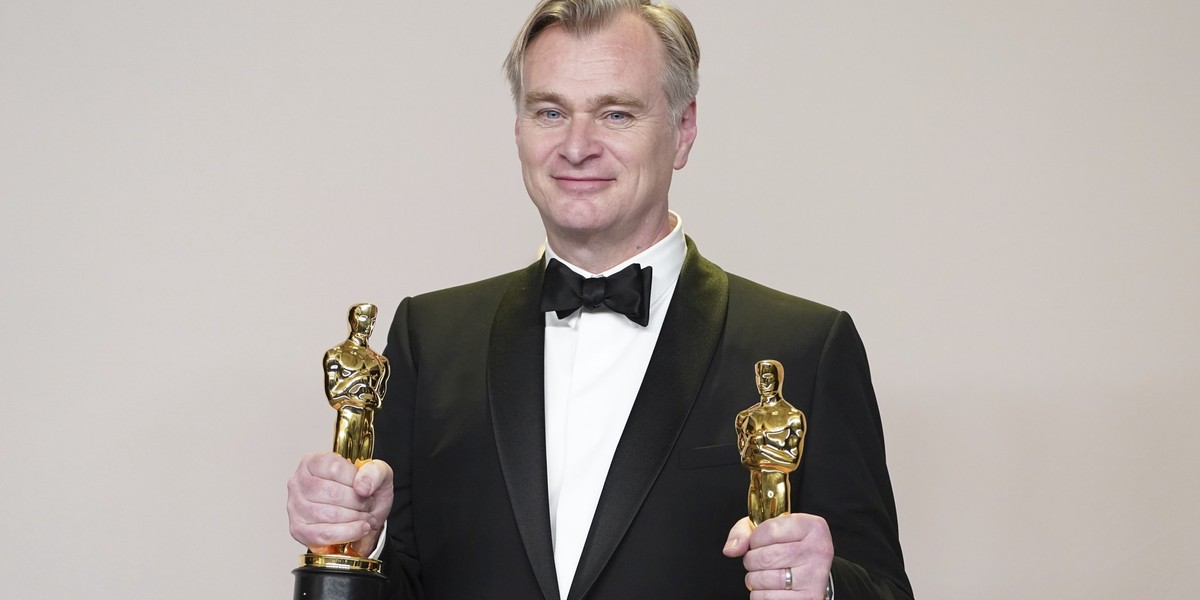 ARCHIV - 10.03.2024, USA, Los Angeles: Christopher Nolan posiert im Presseraum mit den Preisen f�r die beste Regie und den besten Film f�r &quot;Oppenheimer&quot; bei der Oscar-Verleihung im Dolby The ...