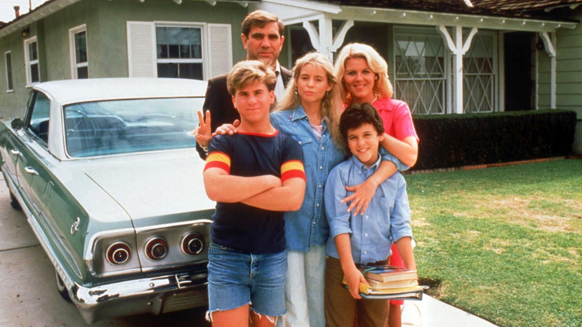 hinten: Dan Lauria als Jack Arnold und Alley Mills als Norma Arnold
vorn v.li.: Jason Hervey als Wayne Arnold, Olivia d&#039;Abo als Karen Arnold, Fred Savage als Kevin Arnold