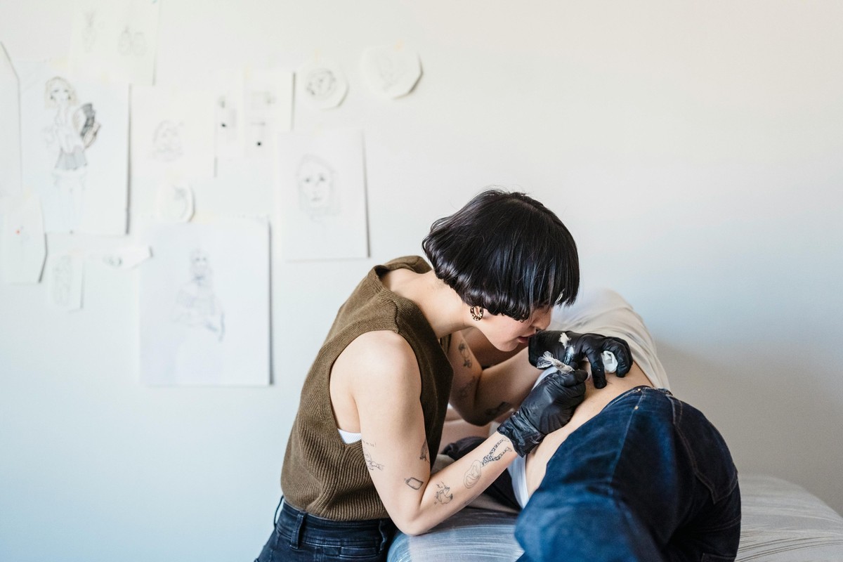 Viele junge Menschen stechen ihren Freunden mittlerweile zu Hause Tattoos.