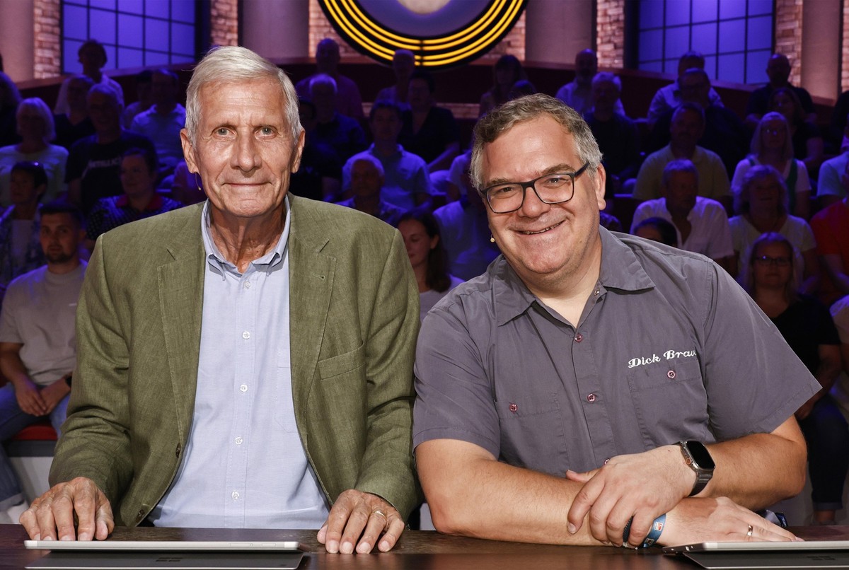 ARD WER WEISS DENN SOWAS? FOLGE 1183, &quot;Susanne Daubner und Ulrich Wickert&quot;, am Montag (28.10.24) um 18:00 Uhr im ERSTEN.
Rateteam-Kapitän Elton (re.) und der ehemalige ‚Tagesthemen‘-Moderato ...