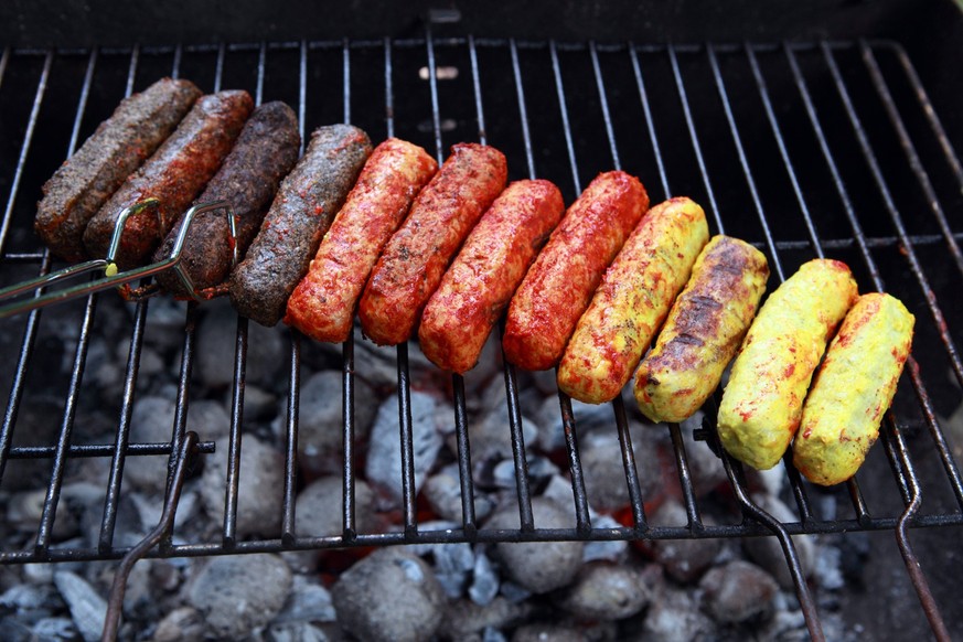 18.06.2016, Berlin, GER - Vegane Bratwuerste auf einem Grill. (aussen, Aussenaufnahme, Berlin, braten, Bratwurst, deftig, deutsch, Deutschland, durchgebraten, Ernaehrung, Essen, Essen und Trinken, Ess ...