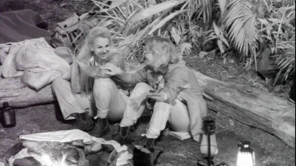 Bei der Dschungelcamp-Nachtwache stecken Claudia Norberg und Danni Büchner die Köpfe zusammen. 