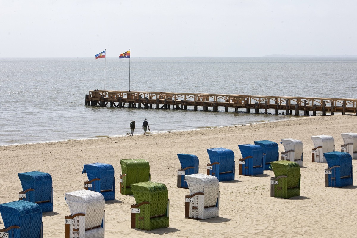 Strandkoerbe mit der neuen Suedstrandbruecke in Wyk auf Foehr, Nordfriesland, Schleswig-Holstein, Deutschland, Europa Strandkoerbe mit der neuen Suedstrandbruecke in Wyk auf Foehr, Nordfriesland, Schl ...