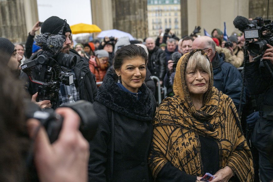 25.02.2023, Berlin: Sahra Wagenknecht (Die Linke, l), und Alice Schwarzer, Frauenrechtlerin, kommen zu einer Demonstration f