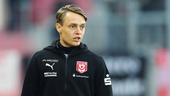 Max Bergmann arbeitet seit 2019 für den Halleschen FC, fing in der Jugendabteilung an und trainiert mittlerweile als Co-Trainer die Profis.