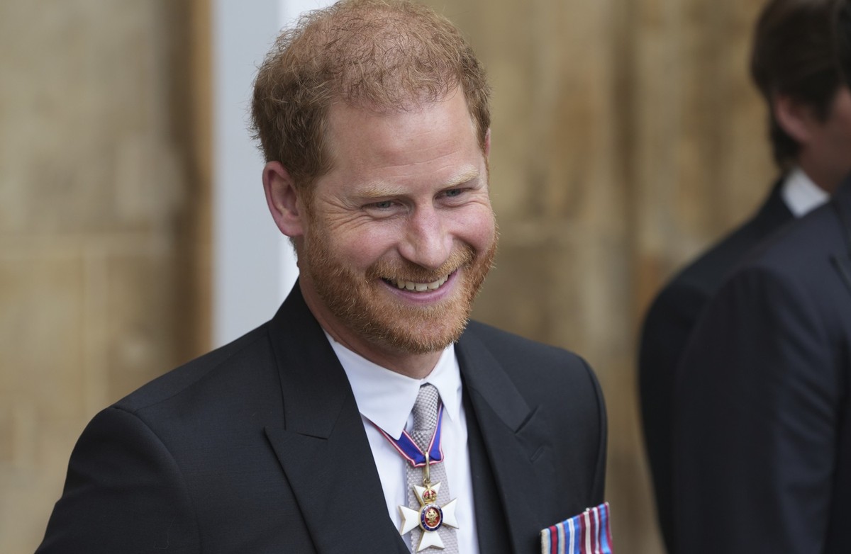 ARCHIV - 06.05.2023, Großbritannien, London: Prinz Harry, Herzog von Sussex, verlässt nach der Krönung von König Charles III. und Königin Camilla die Westminster Abbey und lächelt. Zur Krönung von Kön ...