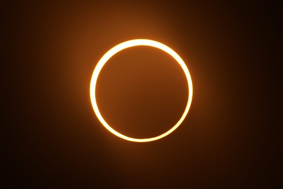 dpatopbilder - 14.10.2023, USA, San Antonio: Die ringförmige Sonnenfinsternis ist von San Antonio aus gesehen. Dabei schiebt sich der Mond zwischen Erde und Sonne, der äußere Rand unseres Heimatsterns ...