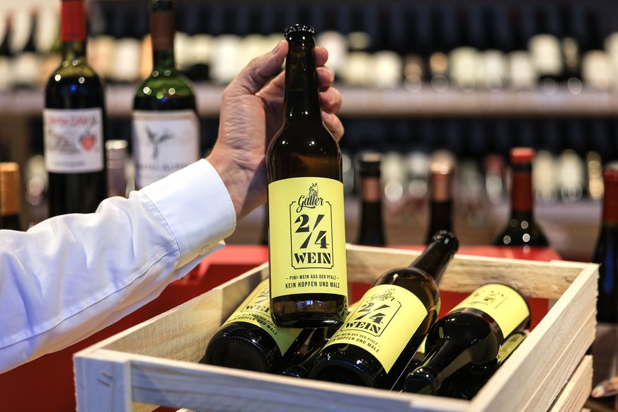 ARCHIV - 13.03.2023, Nordrhein-Westfalen, D¸sseldorf: Wein in einer Bierflasche abgef¸llt (Winzer: Galler) liegt bei einem H‰ndler in einer Kiste. Auf der Fachmesse ProWein in D¸sseldorf (19. bis 21.  ...