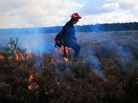 Lindon Pronto steckt eine Wiese für eine Feuerbekämpfungsübung in Brand.