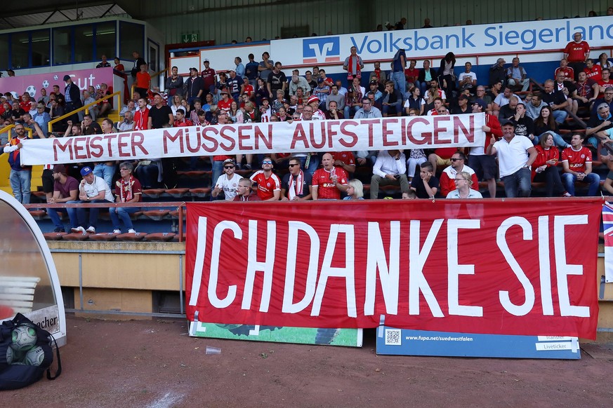 Fans von RW Essen mit einem Banner MEISTER MUESSEN AUFSTEIGEN Fussball Regionalliga West, 3. Spieltag, 1. FC Kaan-Marienborn - Rot-Weiss Essen, am 11.08.2018 in Siegen/Deutschland. *** Fans of RW Esse ...