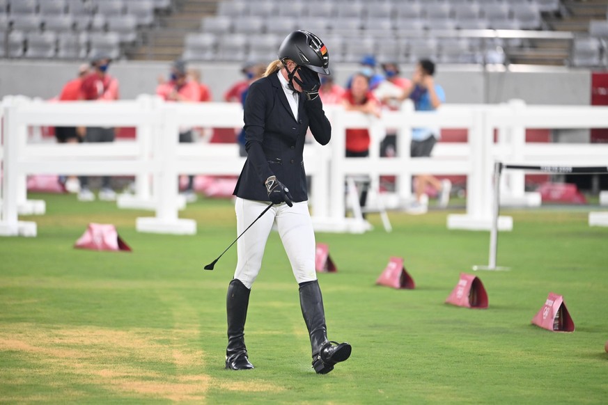 Annika SCHLEU GER weint bitterloich, verzweifelt, Verzweifelung, Springreiten, Riding Show Jumping, Moderner Fuenfkampf Einzel der Frauen, Women s Individual, Modern pentathlon, moderner F