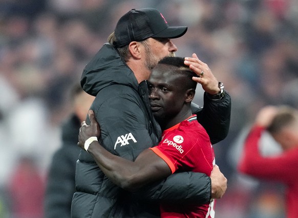 ARCHIV - 28.05.2022, Frankreich, Paris: Liverpool-Trainer J�rgen Klopp tr�stet Sadio Mane nach dem Endspiel der UEFA Champions League zwischen dem FC Liverpool und Real Madrid CF im Stade de France. ( ...