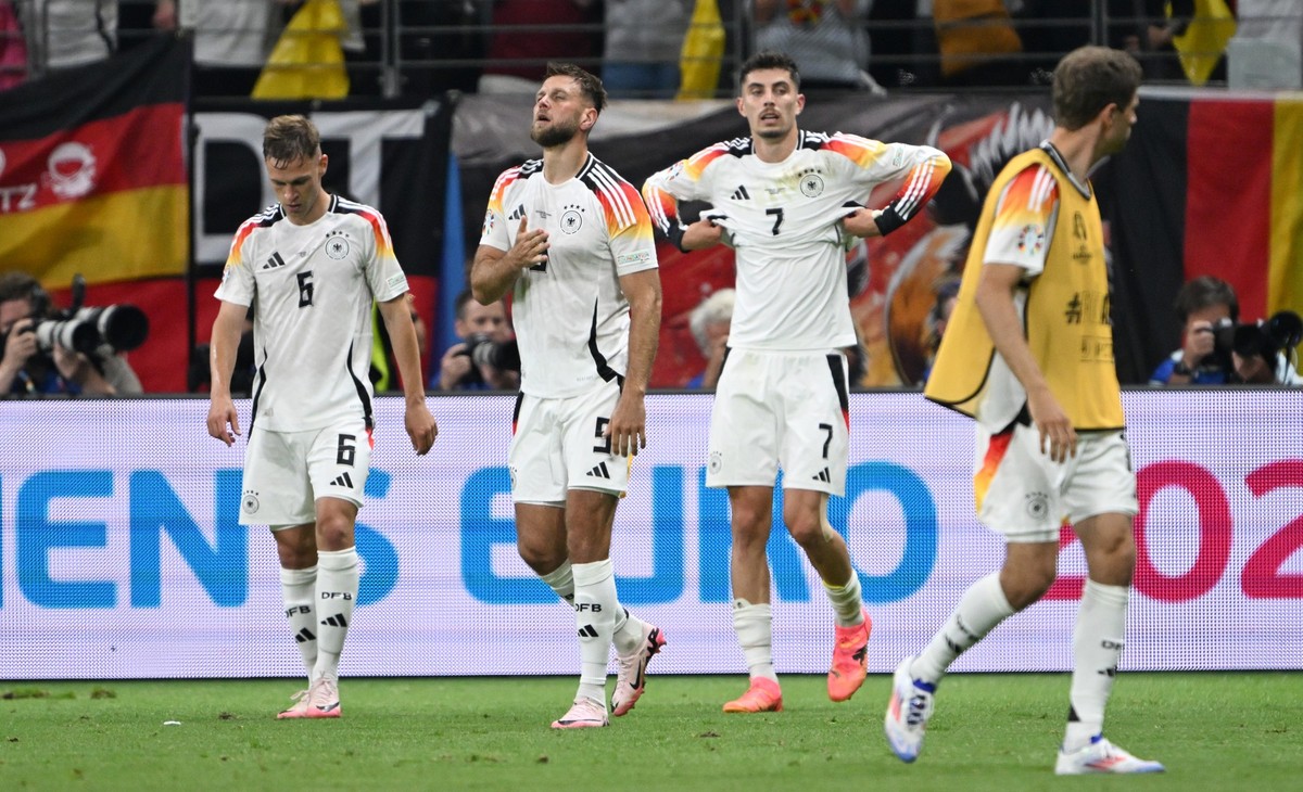 23.06.2024, Hessen, Frankfurt/M.: Fu�ball: EM, Schweiz - Deutschland, UEFA Euro 2024, Vorrunde, Gruppe A, Spieltag 3, Frankfurt Arena, Deutschlands Niclas F�llkrug (2.vl) bejubelt sein Tor zum 1:1 mit ...